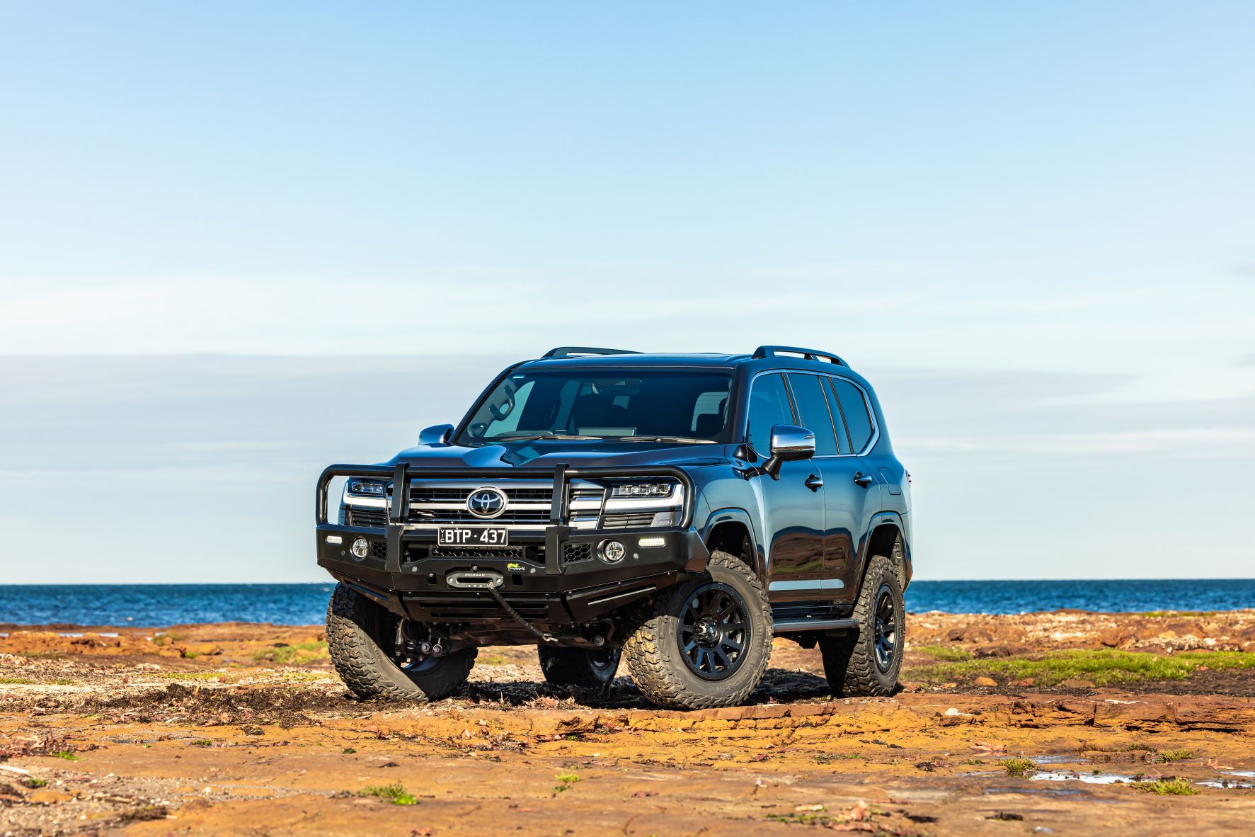 LC300 PREMIUM BULL BAR
