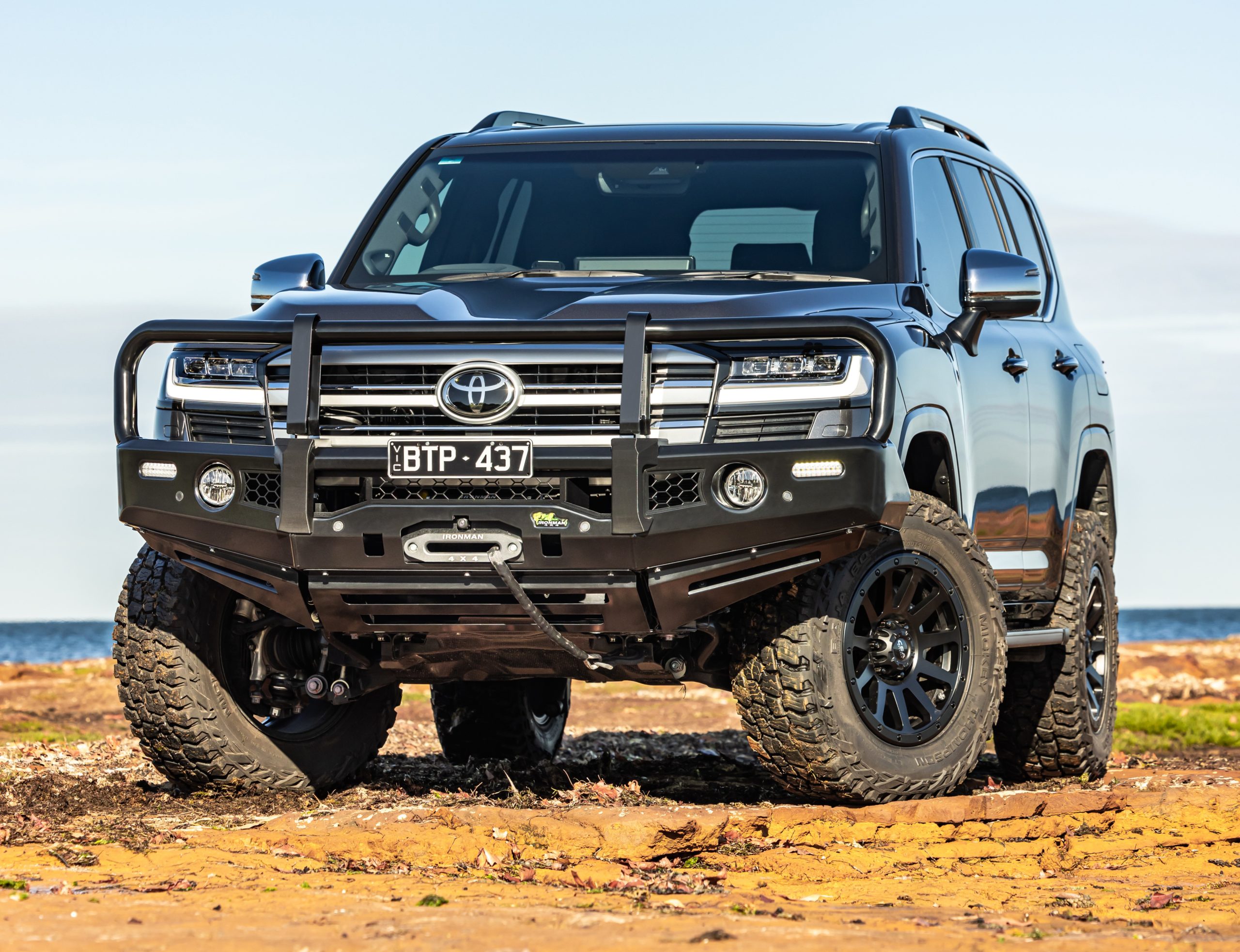 LC300 PREMIUM BULL BAR