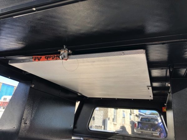 CANOPY TABLE WITH BRACKET