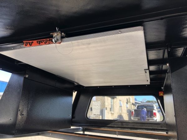 CANOPY TABLE WITH BRACKET