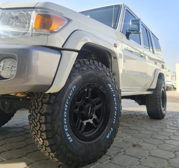 LC71/LC76/LC78/LC79 (16X9) 5x Hammer wheels (5×150)