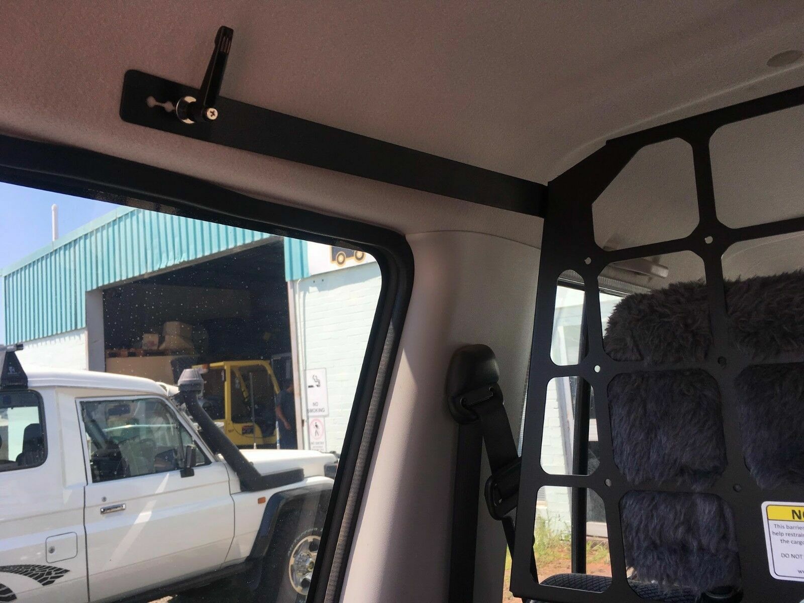 LC76 Light Cargo & Pet Barrier
