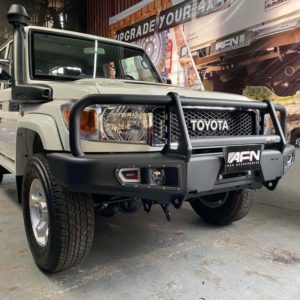TOYOTA LC71/LC76/LC78/LC79 2007+ BULL BAR w/ traffic lights
