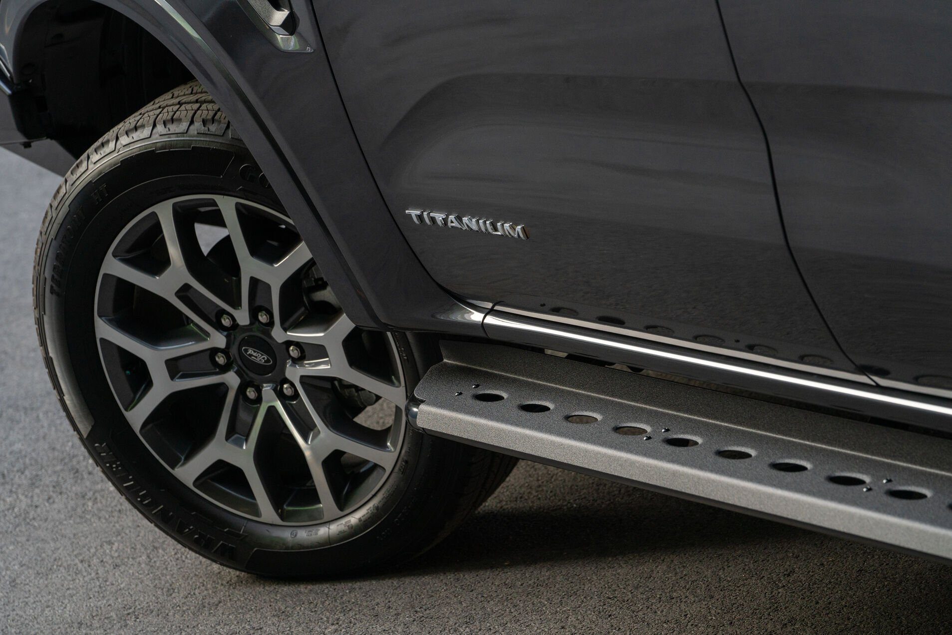 FORD EVEREST 2022+ STEEL SIDE STEPS