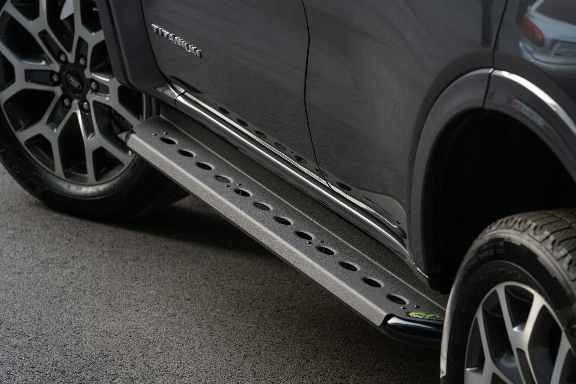 FORD EVEREST 2022+ STEEL SIDE STEPS