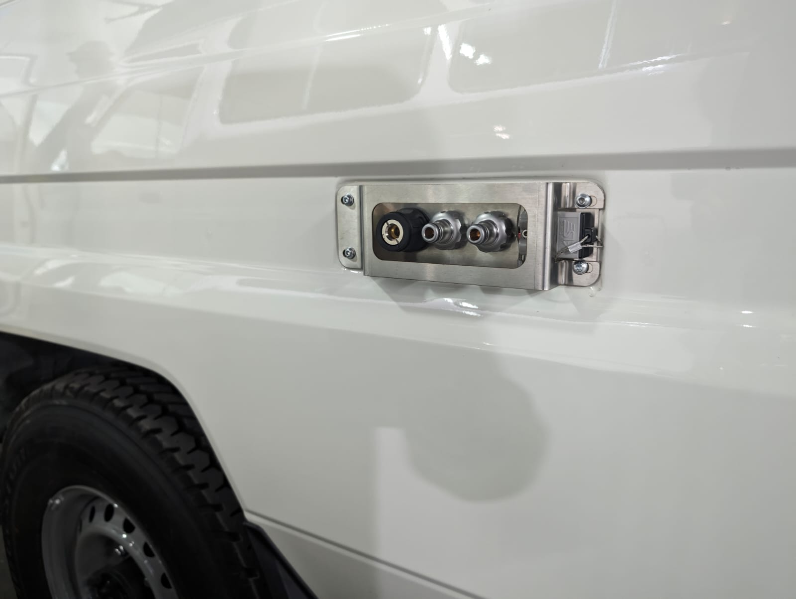 LC70 SERIES UTILITY BRACKET