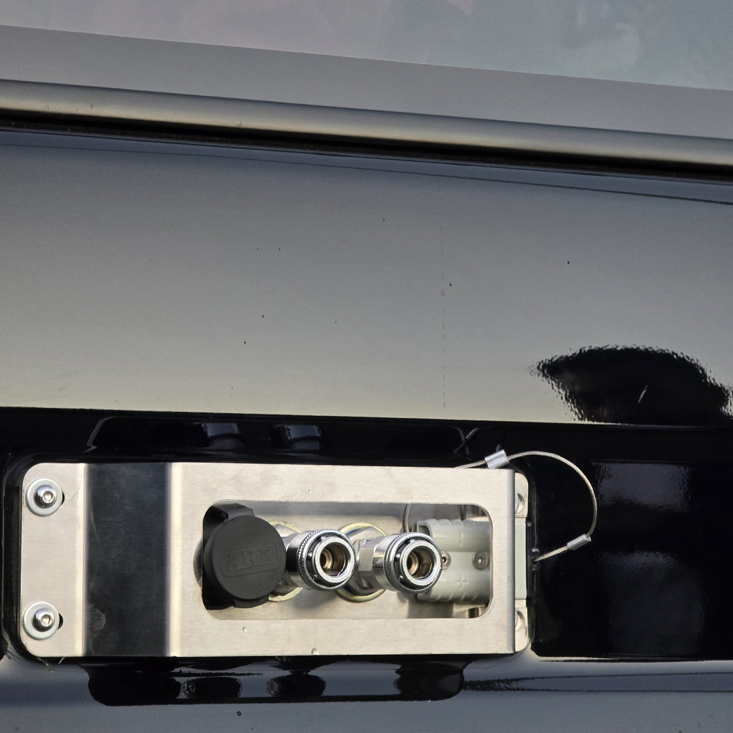 LC70 SERIES UTILITY BRACKET