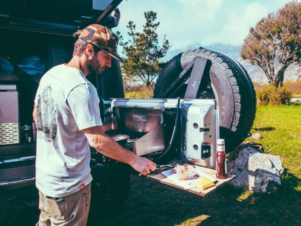 DROP DOWN TAILGATE TABLE – BY FRONT RUNNER
