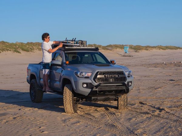 TOYOTA TACOMA (2005-CURRENT) SLIMSPORT ROOF RACK KIT / LIGHTBAR READY – BY FRONT RUNNER