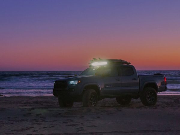 TOYOTA TACOMA (2005-CURRENT) SLIMSPORT ROOF RACK KIT / LIGHTBAR READY – BY FRONT RUNNER