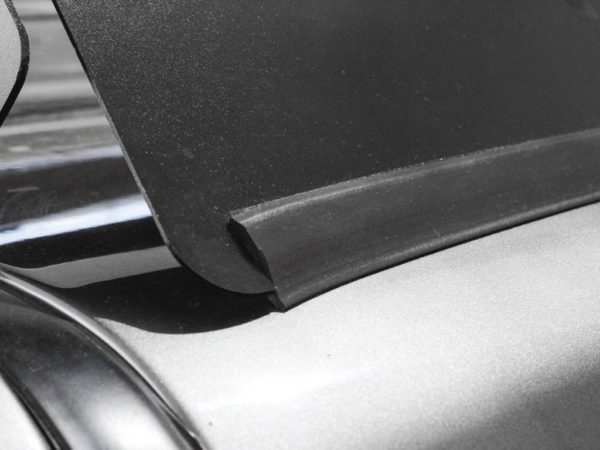 LAND ROVER DISCOVERY LR3/LR4 WIND FAIRING – BY FRONT RUNNER