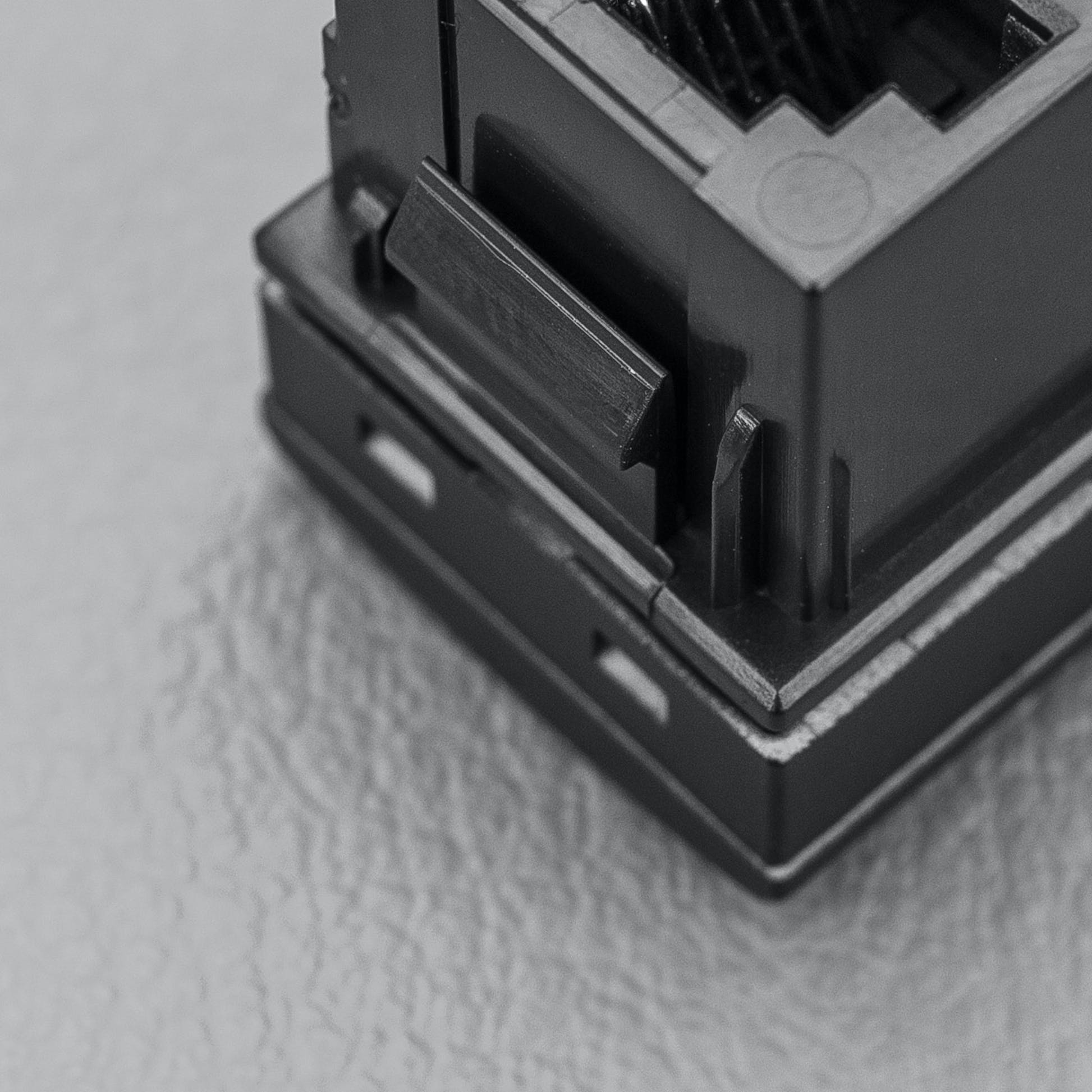 SQUARE TYPE RJ45 UHF SWITCH INSERT